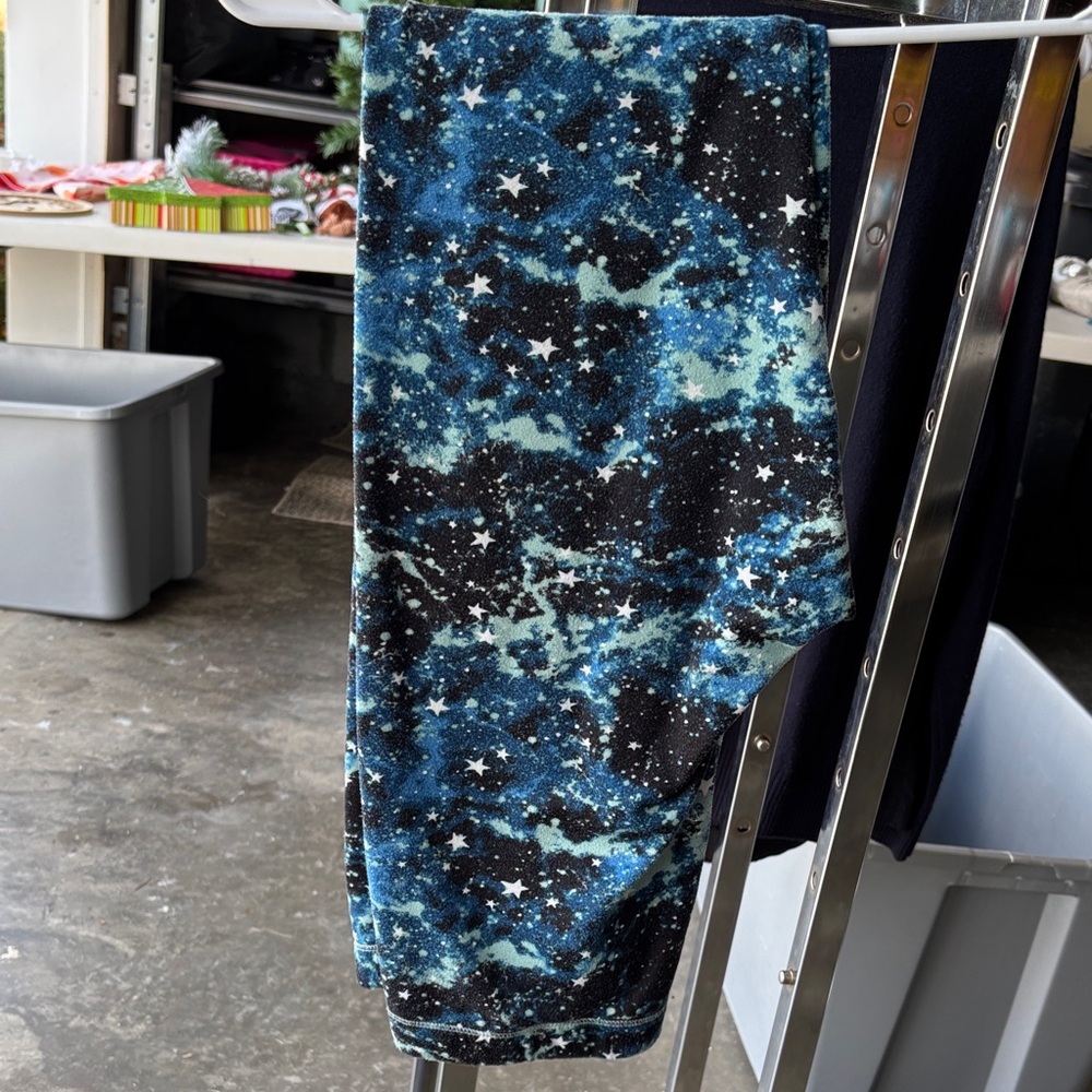 Cuddl Duds Blue Black Galaxy Star Print Leggings